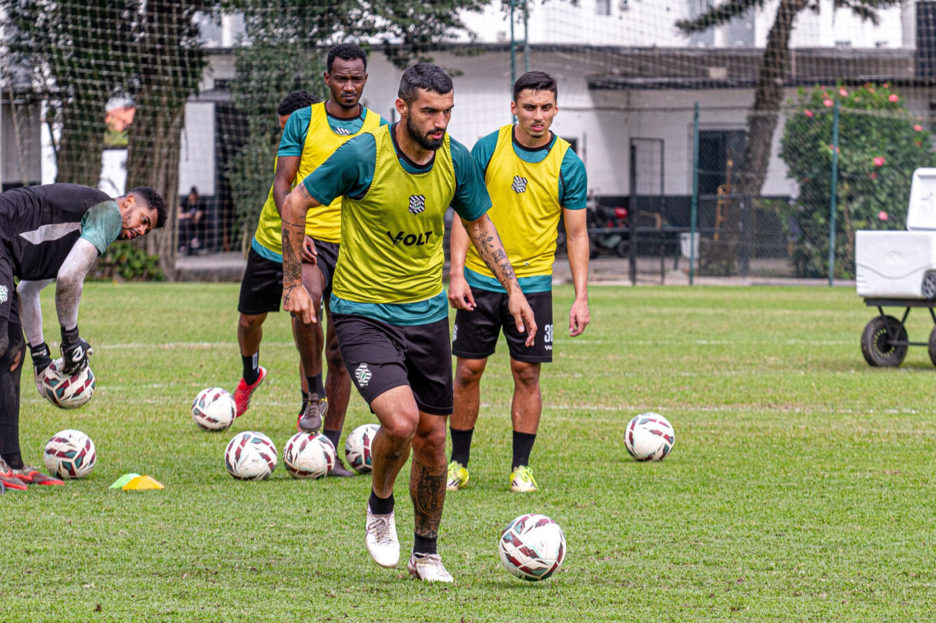 Leonan leva terceiro amarelo e desfalca Figueirense diante do Caxias