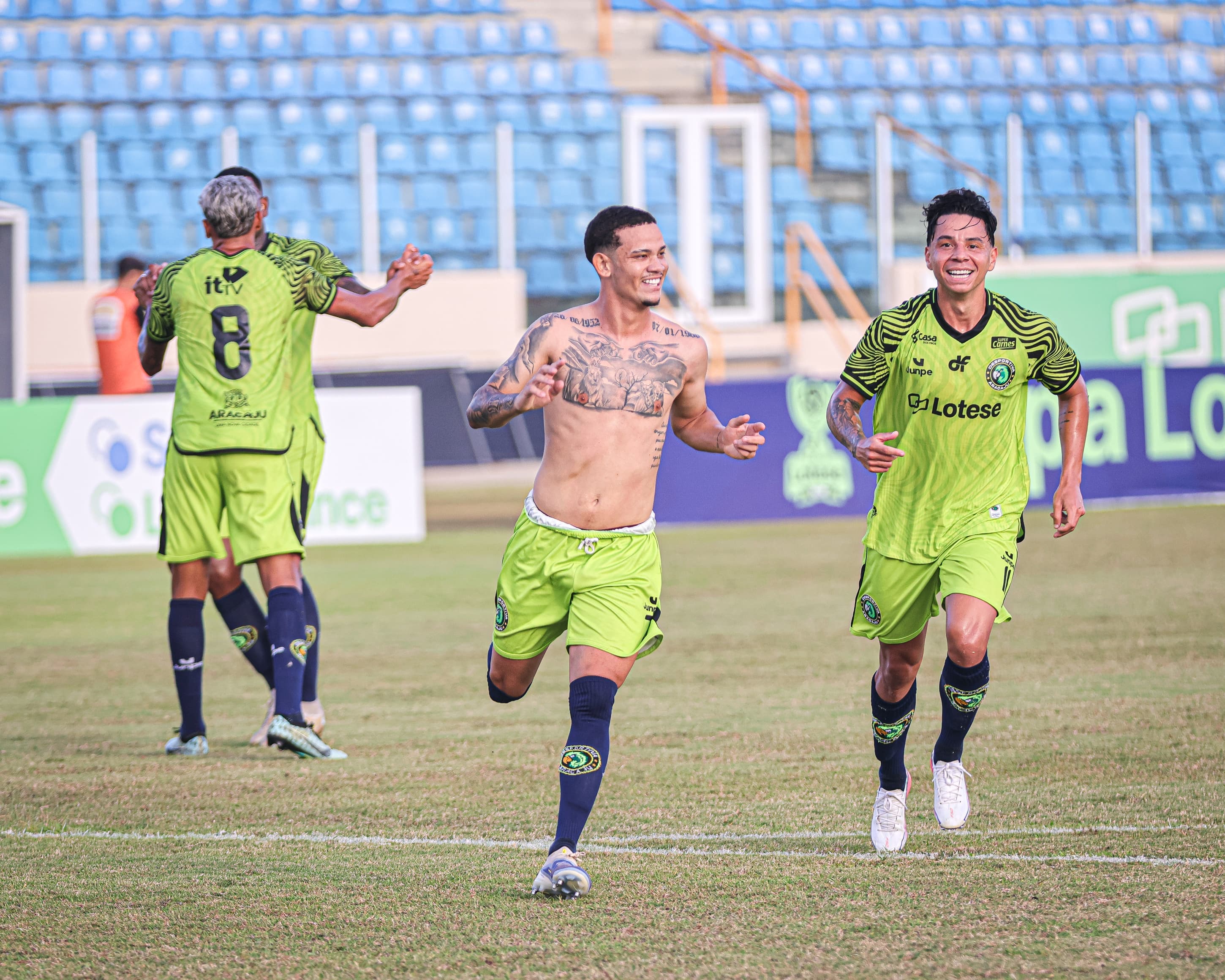 Jogadores da Desportiva Aracaju comemoram gol na final da Copa Lotese