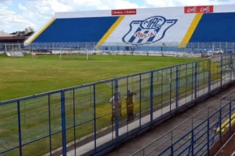 Marília reforma gramado do Abreuzão antes do duelo com o Bandeirante