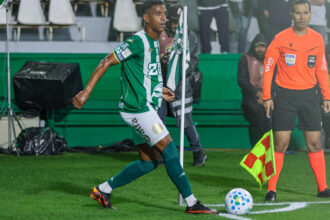 Meia da Chapecoense, Max Alves, recebe alta após cirurgia em Curitiba