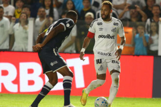 Memphis convida Neymar a abrir cards vintage de Pokémon em live