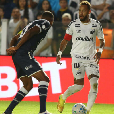 Memphis convida Neymar a abrir cards vintage de Pokémon em live