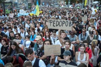 Milhares protestam em Kiev e exigem volta do ministro da Defesa