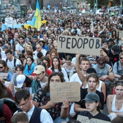 Milhares protestam em Kiev e exigem volta do ministro da Defesa