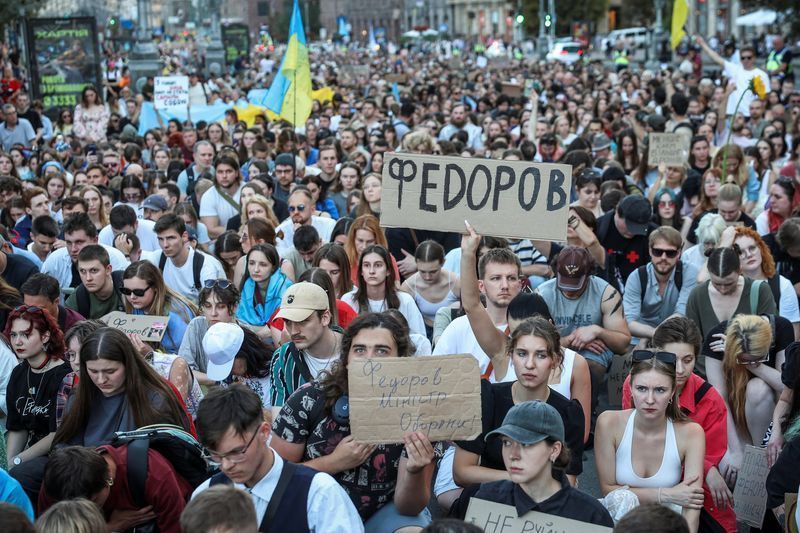 Milhares protestam em Kiev e exigem volta do ministro da Defesa