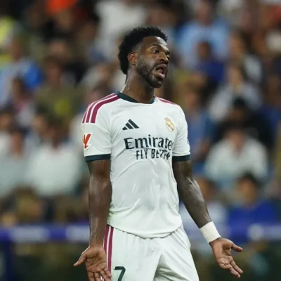 Mourinho denuncia 'bullying' contra Vinícius após agressões do Espanyol