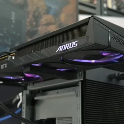 NAS vira PC gamer com RTX 5060; FPS salta 828% em Hitman 3