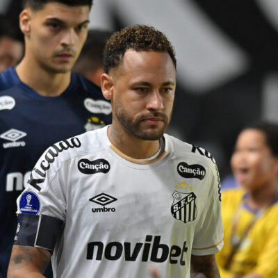Neymar evita confirmar jogo no gramado sintético contra o Palmeiras