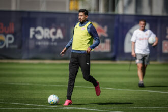 Pedro Henrique assume vaga de titular no Bragantino contra Corinthians
