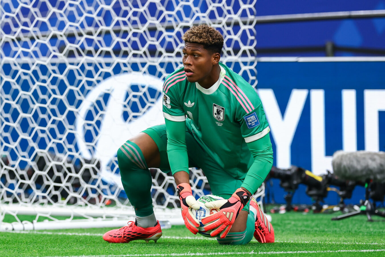 PSG abandona negociação por Zion Suzuki; Aston Villa mira o goleiro
