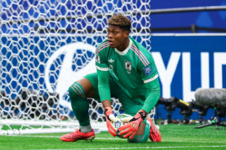PSG abandona negociação por Zion Suzuki; Aston Villa mira o goleiro