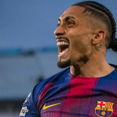 Raphinha brilha e decide: marca duas vezes, assiste em goleada do Barça