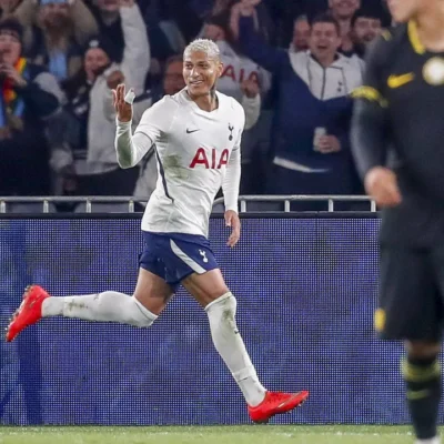 Richarlison decide amistoso e Tottenham bate Chelsea por 2 a 1