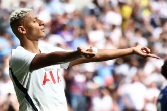 Richarlison pede saída do Tottenham e fica fora da derrota por 2 a 0