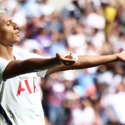 Richarlison pede saída do Tottenham e fica fora da derrota por 2 a 0