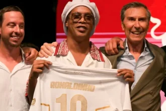 Ronaldinho assina com Ravenna, vira acionista e pode atuar em jogo oficial