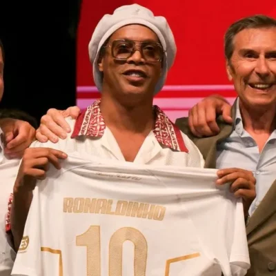 Ronaldinho assina com Ravenna, vira acionista e pode atuar em jogo oficial