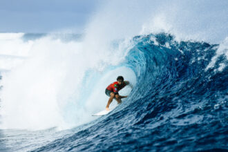 Samuel Pupo é eliminado em Teahupoo; WSL interrompe evento durante bateria de Yago Dora