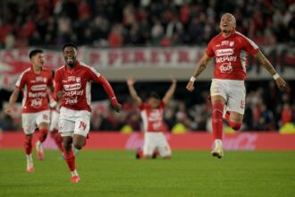 Santa Fe avança e enfrenta o Vasco com Rodallega, 41, artilheiro