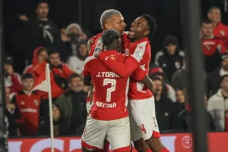 Santa Fe derruba River Plate nos pênaltis e chega às quartas da Sul-Americana