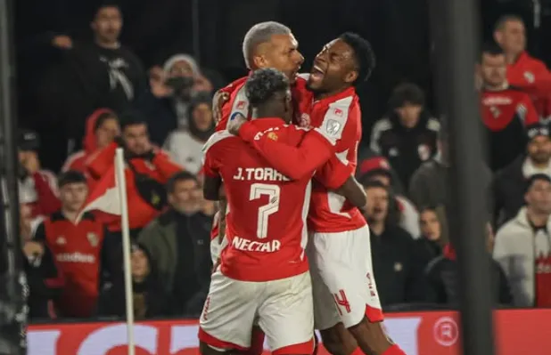 Santa Fe derruba River Plate nos pênaltis e chega às quartas da Sul-Americana