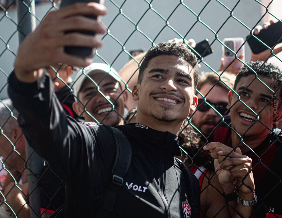 Torcida do Vitória lota aeroporto e empurra time antes de jogo em Curitiba