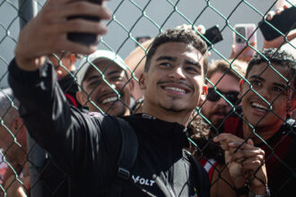 Torcida do Vitória lota aeroporto e empurra time antes de jogo em Curitiba