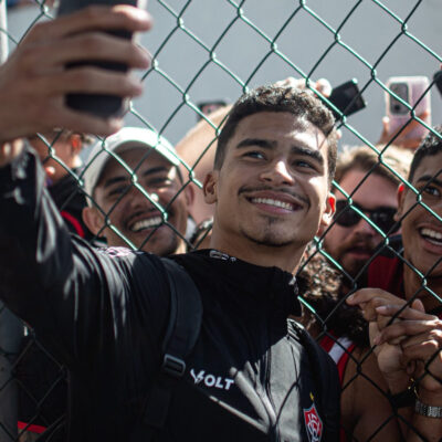 Torcida do Vitória lota aeroporto e empurra time antes de jogo em Curitiba