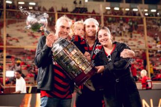 Varela comemora quatro anos no Flamengo e destaca família e títulos