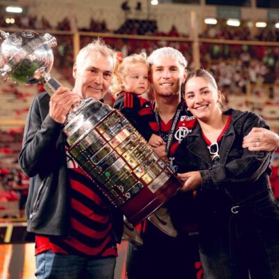 Varela comemora quatro anos no Flamengo e destaca família e títulos