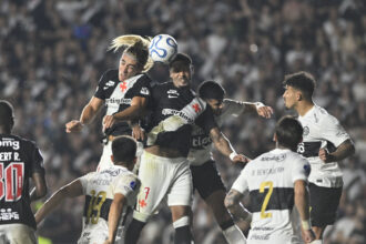 Vasco cria 21 chances, sai zerado e pressiona por reforços
