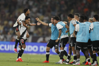 Vasco domina no Maracanã, bate Fluminense 3 a 1 e vai às quartas