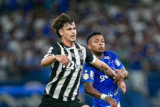 Vitão deixa arquibancada e estreia em clássico no Mineirão