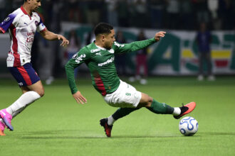 Vitor Roque retoma titularidade no Palmeiras e impressiona Abel