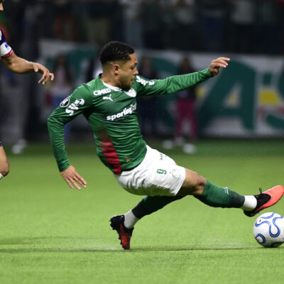 Vitor Roque retoma titularidade no Palmeiras e impressiona Abel