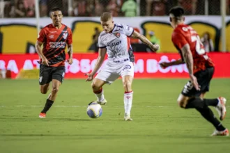 Vitória busca virada no Barradão; Athletico-PR preserva vantagem