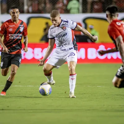 Vitória busca virada no Barradão; Athletico-PR preserva vantagem
