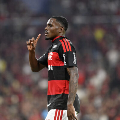 Volante Evertton Araújo alcança 100 jogos pelo Flamengo e valoriza evolução