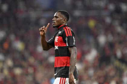 Volante Evertton Araújo alcança 100 jogos pelo Flamengo e valoriza evolução