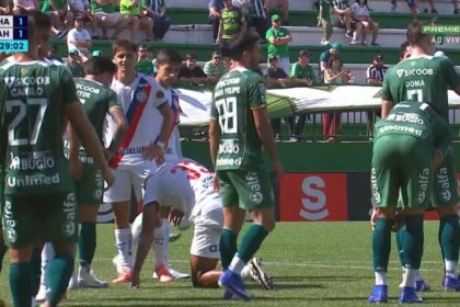 Zagueiro David Duarte passa mal e paralisa jogo Chapecoense x Bahia