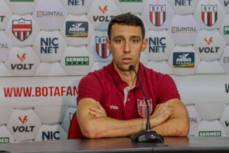 Ambulância socorre Fillipe Soutto após mal-estar no Santa Cruz