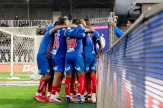 Bahia vira e supera Red Bull Bragantino por 3 a 2 e alcança 10 jogos