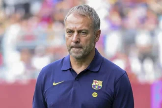 Barcelona fecha mercado sem repor zaga após saída de Araújo