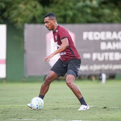 Caíque Gonçalves provoca e quer ver Grêmio no Z-4 após Vitória 1x0
