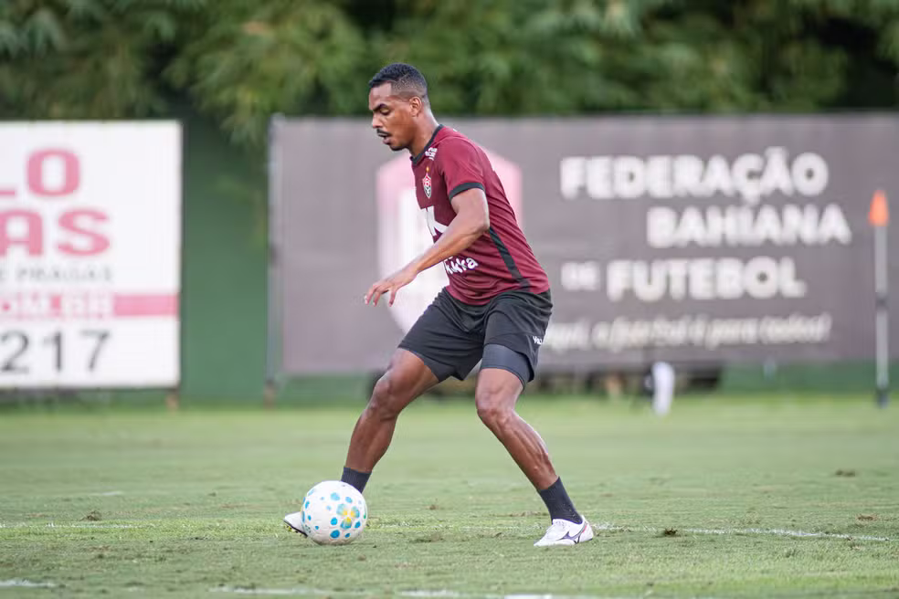 Caíque Gonçalves provoca e quer ver Grêmio no Z-4 após Vitória 1x0