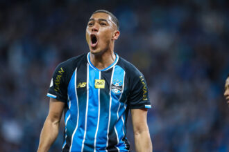 Carlos Vinicius decide Gre-Nal, faz dois e leva Grêmio à semifinal