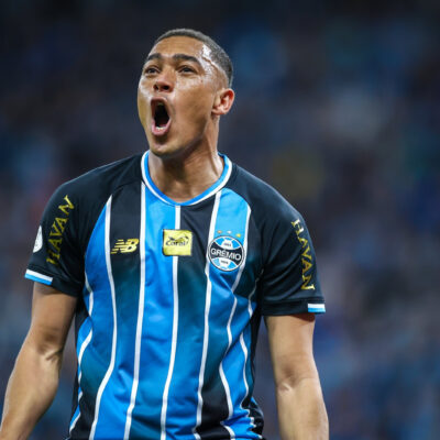 Carlos Vinicius decide Gre-Nal, faz dois e leva Grêmio à semifinal