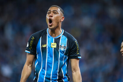 Carlos Vinicius decide Gre-Nal, faz dois e leva Grêmio à semifinal