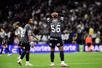 Chapecoense vira e derruba Corinthians; quarta derrota seguida