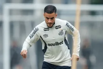 Coutinho treina com o Santos e pode reforçar time no clássico